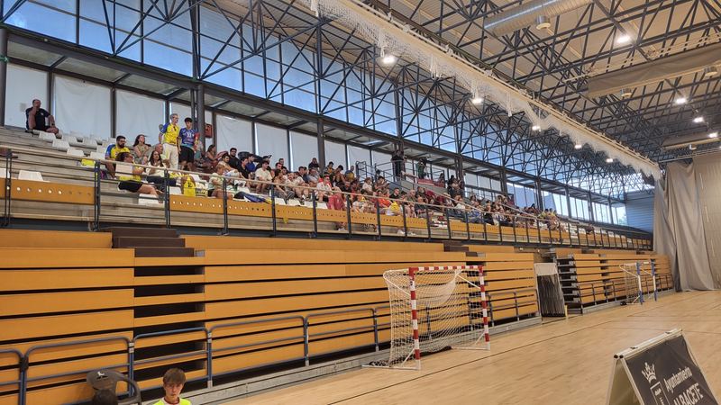 Público en la grada del Pabellón Universitario durante el partido