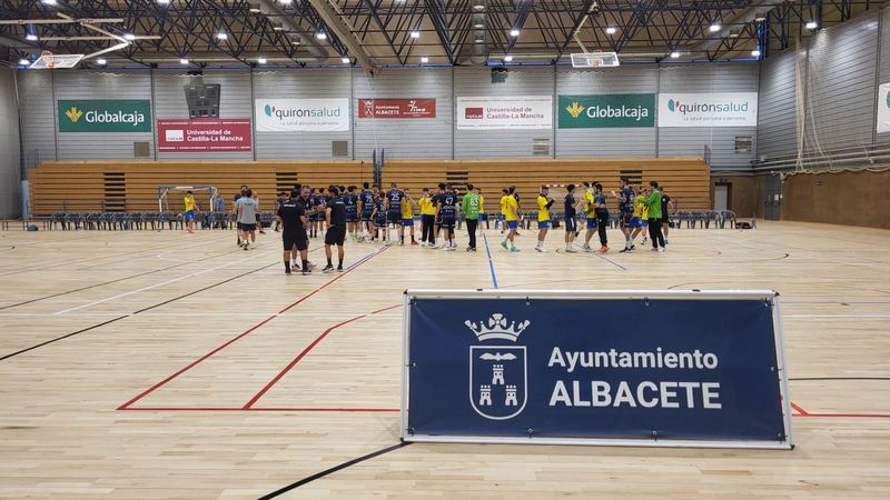 Los dos equipos reunidos en el centro de la pista