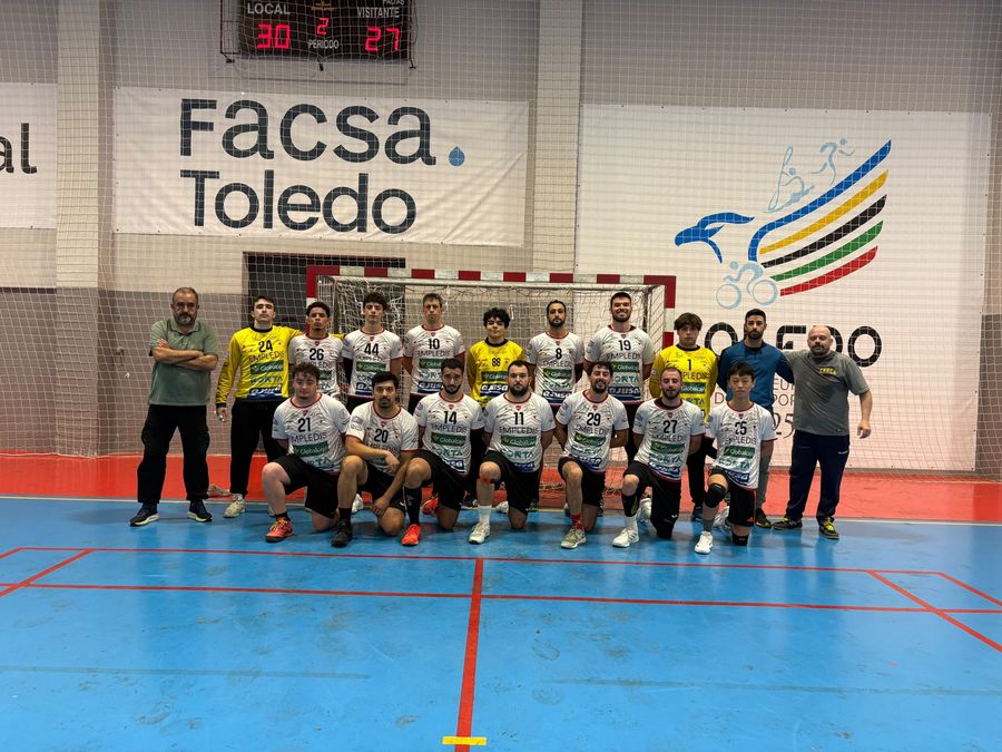 Jugadores y cuerpo técnico del EMPLEDIS Balonmano Albacete en Toledo, con el marcador final 30-27 al fondo