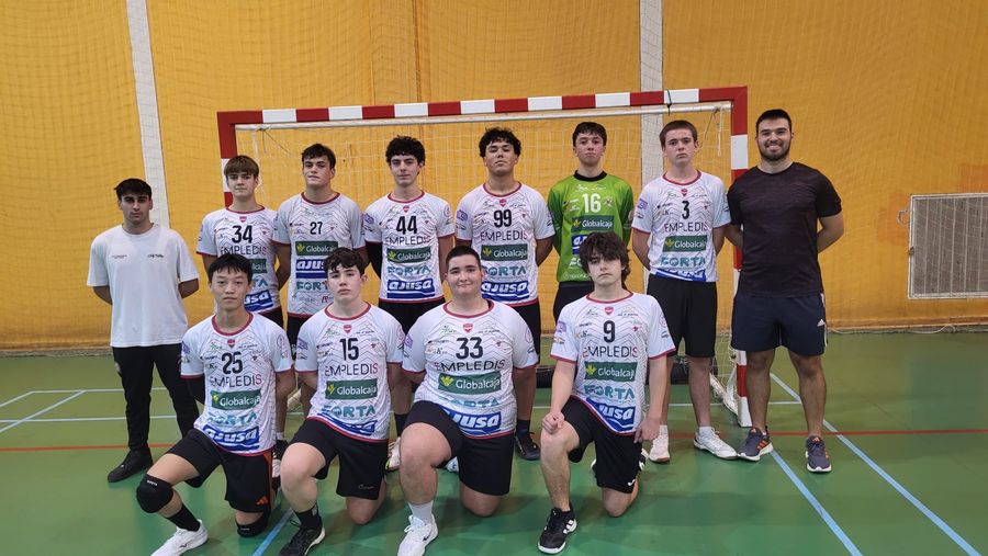 Jugadores y cuerpo técnico del equipo juvenil masculino del AJUSA Balonmano Albacete en el Pabellón de la Vereda