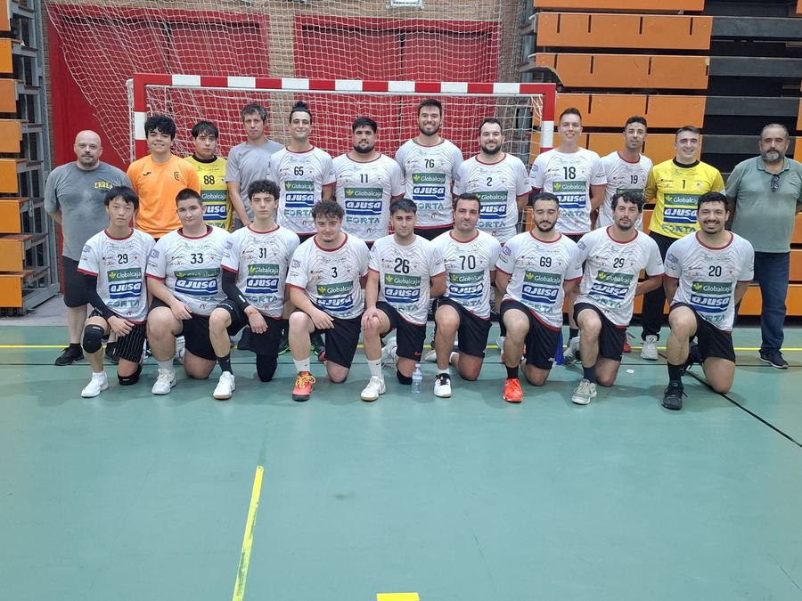 Plantilla y cuerpo técnico del EMPLEDIS Balonmano Albacete en la presentación de la temporada 2026/2027